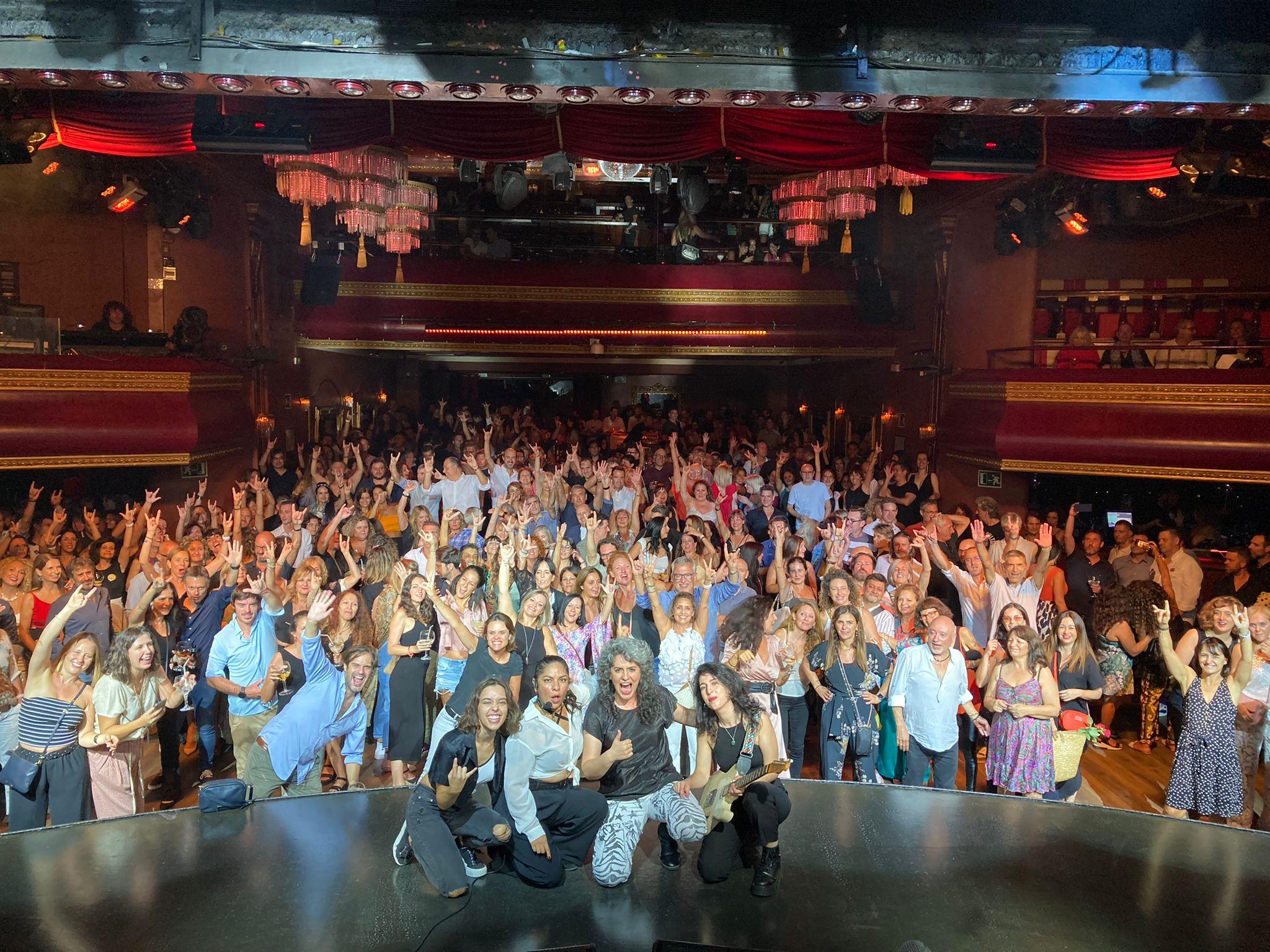 Juego de Damas al costat del públic en un concert a Luz de Gas