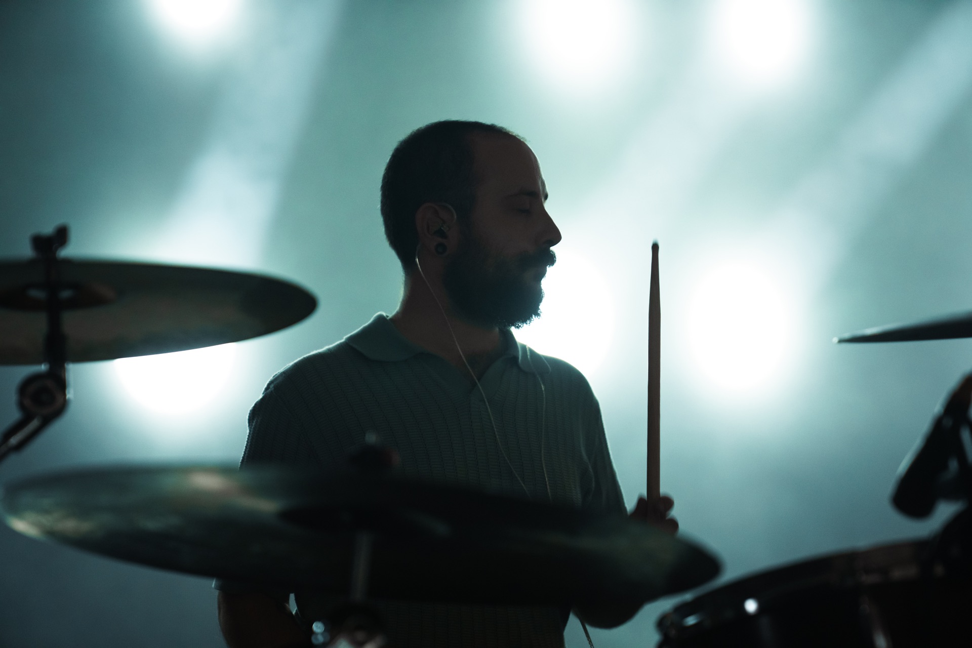 Bateria tocant entre els llums d’un concert