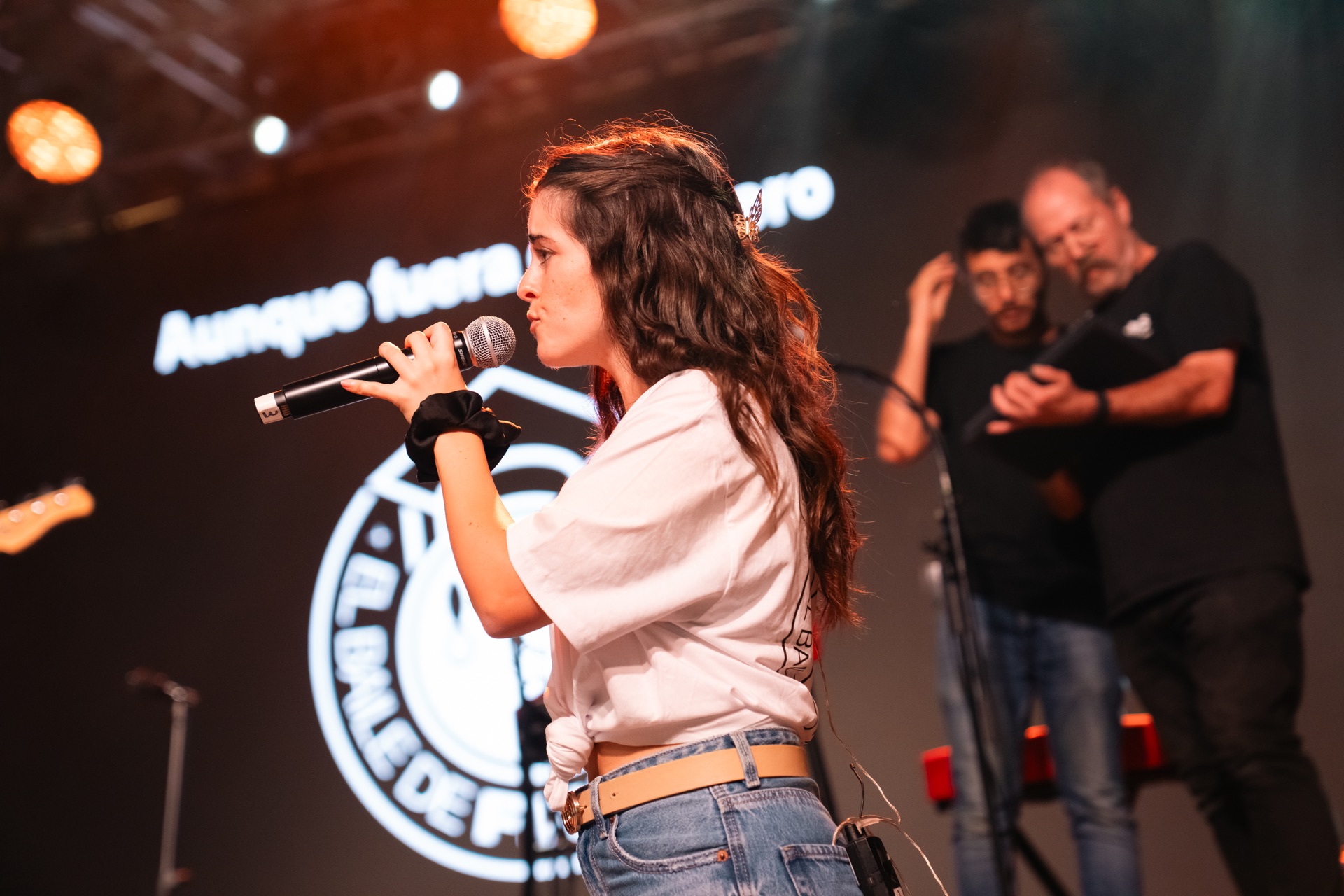Cantant amb micròfon sobre l’escenari