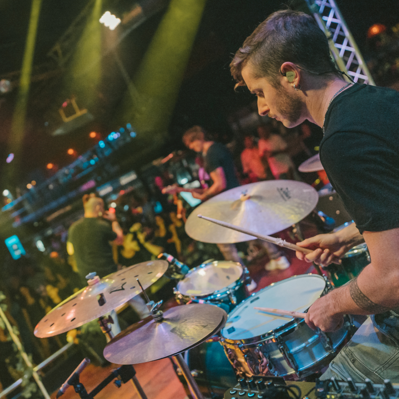 Pol Galadies, bateria de Silver Monkeys, en directe