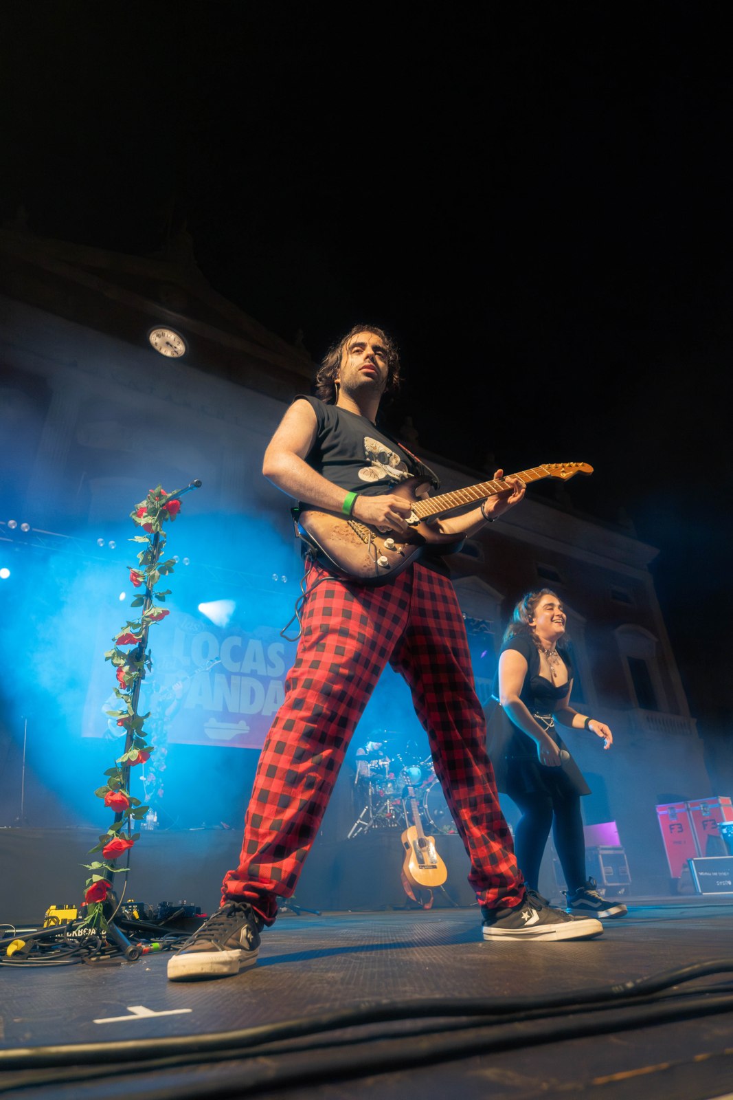 Guitarrista de Las Locas del Panda tocant en concert