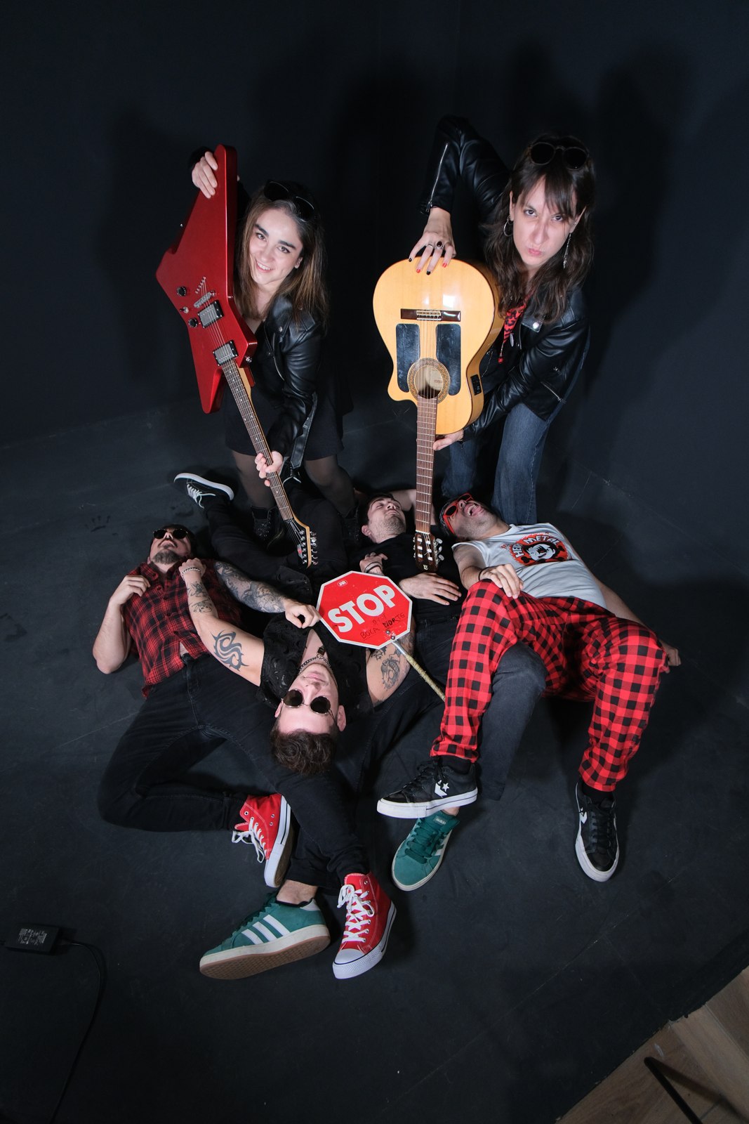 Las Locas del Panda, fotografia promocional oficial amb guitarres i senyal de STOP