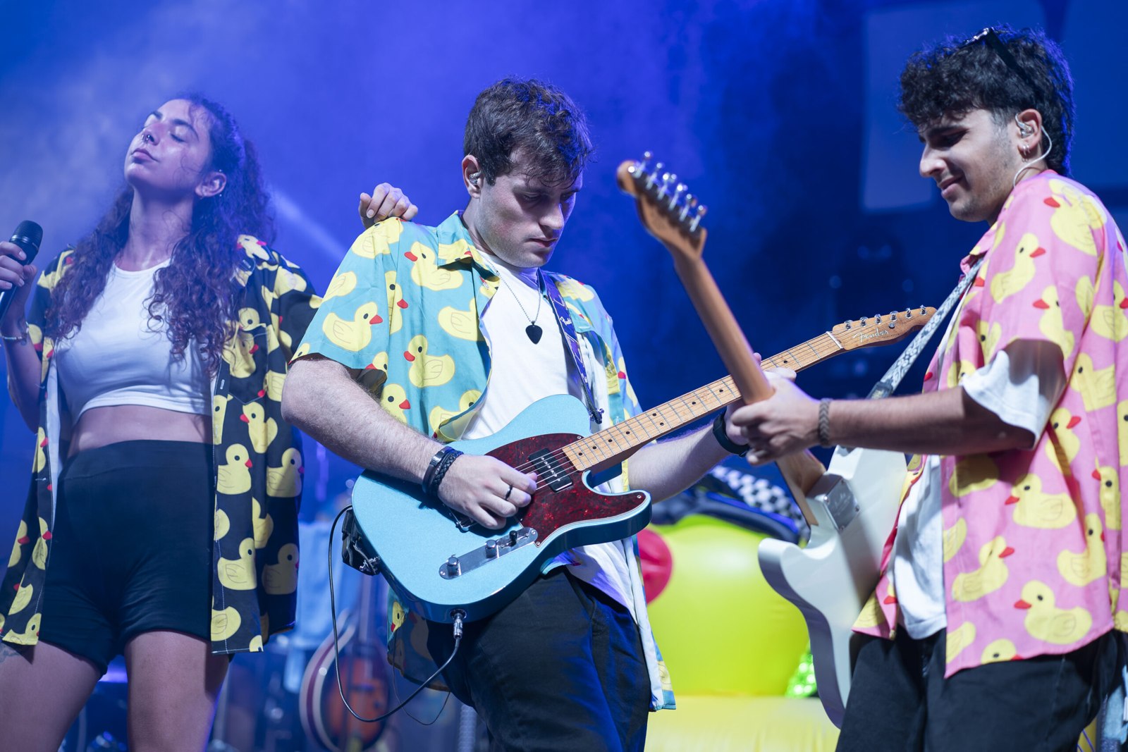 Tres músics de Police Line en directe amb veus i guitarres