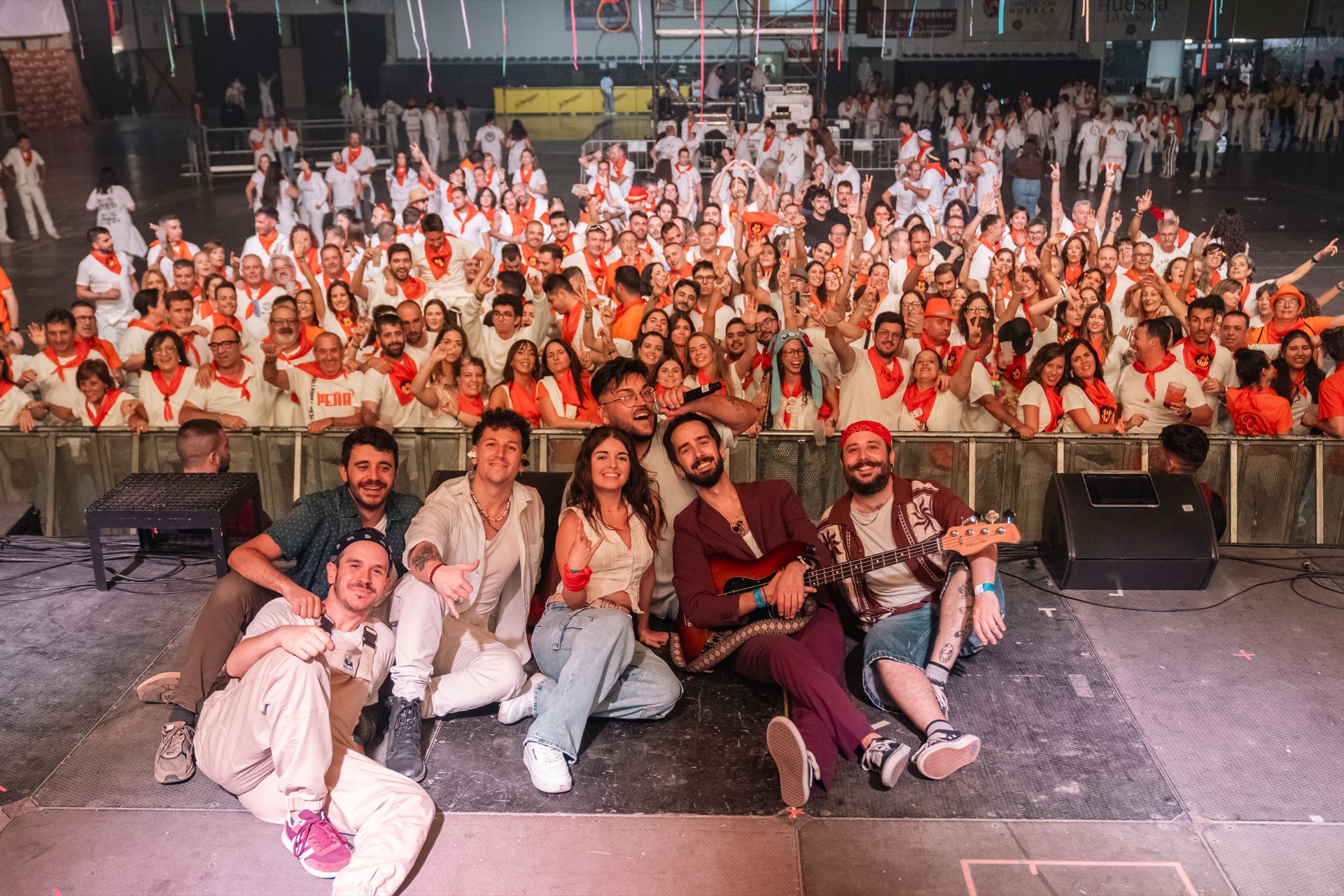 La banda al costat del públic en acabar un concert