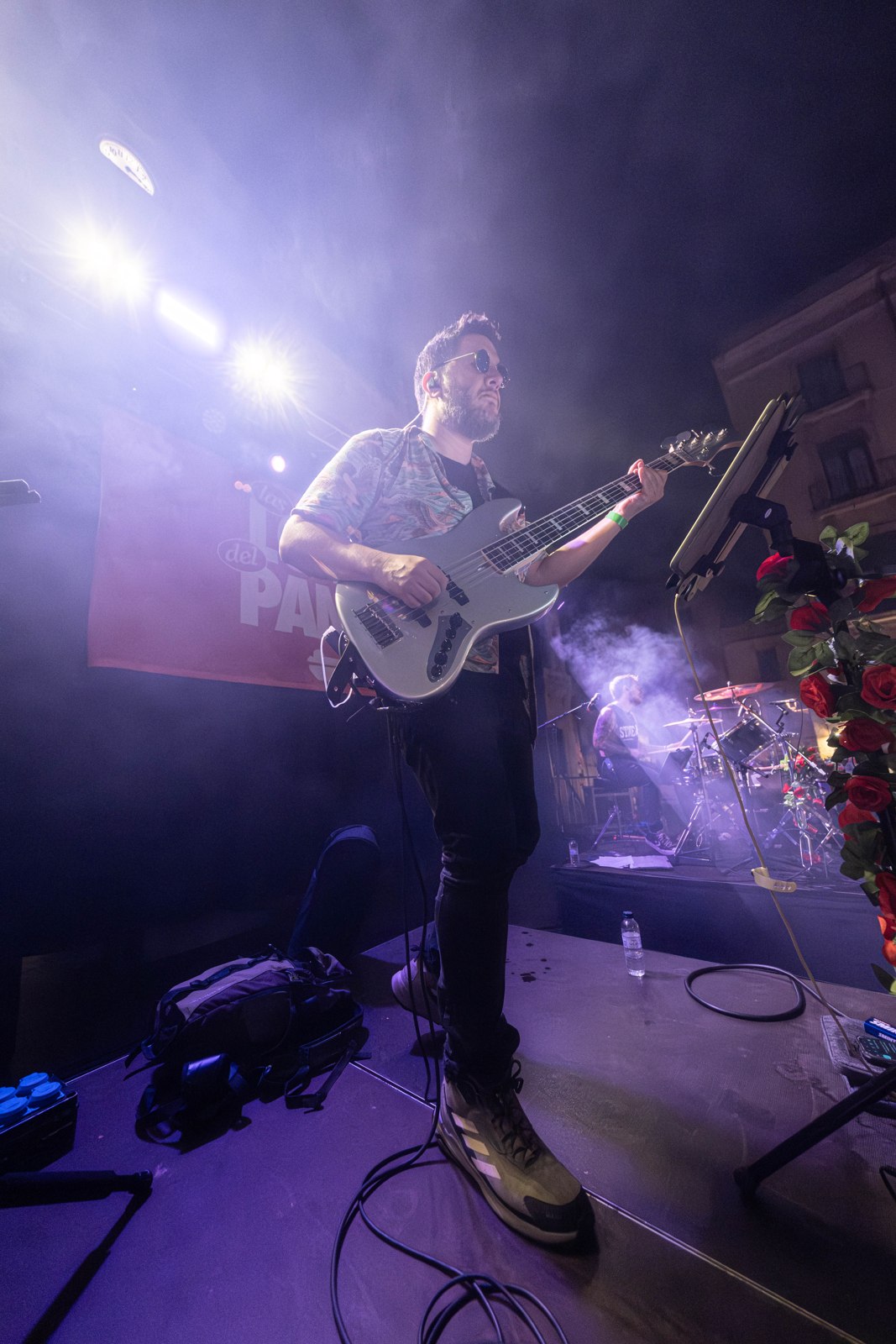 Baixista de Las Locas del Panda durant el concert