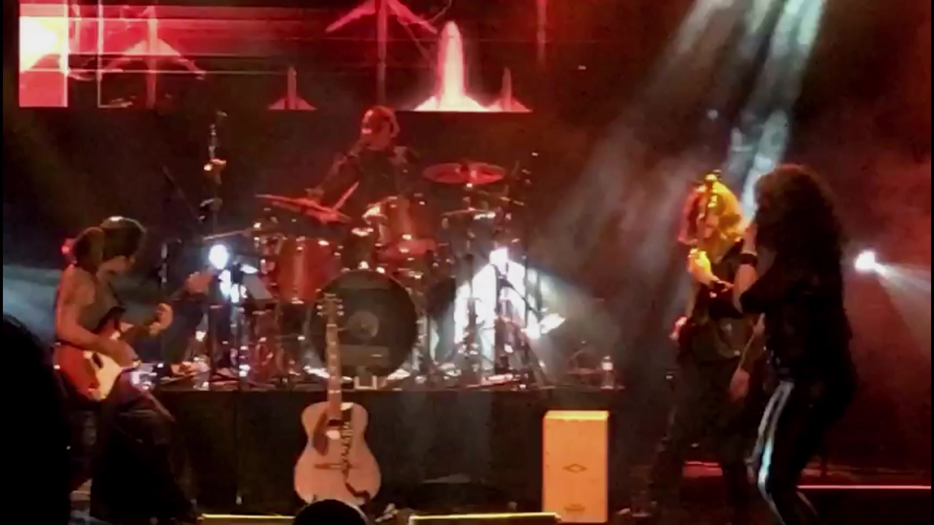 Juego de Damas tocant guitarres i bateria, fotograma del vídeo oficial en directe