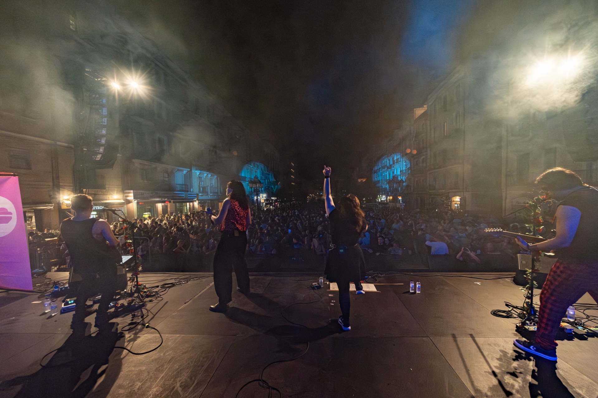 Las Locas del Panda sobre l’escenari amb la plaça plena de públic al fons, a Tarragona